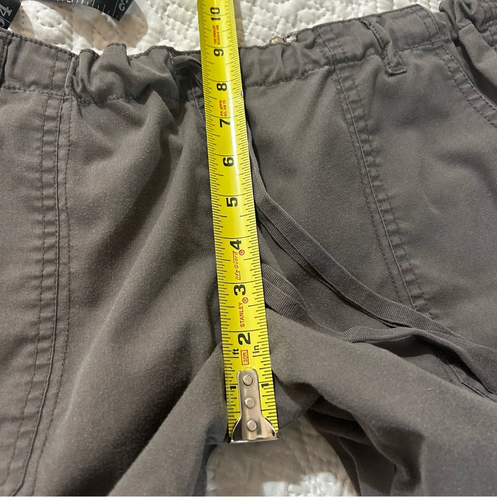 Koi by Kathy Peterson Gray Cargo Capri Pants Size Large Petite - Picture 10 of 11